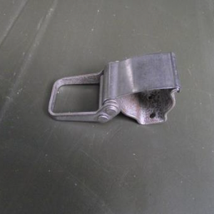 Spatenhalterung unter der Motorhaube
