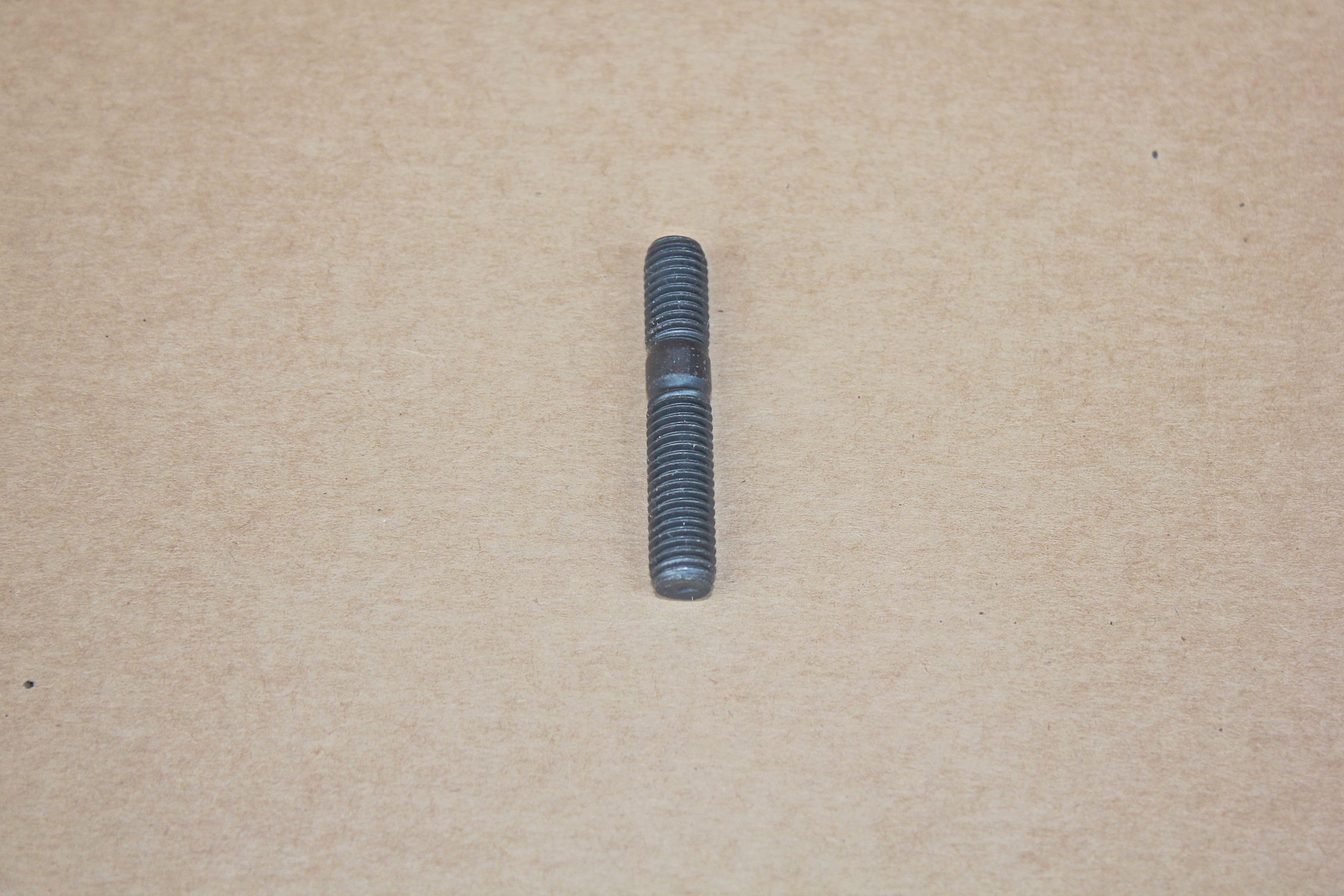 Stehbolzen am Zylinderkopf zur Befestigung des Abgaskrümmers VW Iltis Bombardier